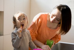 Bunda, Ini Caranya Agar Anak Rajin Gosok Gigi