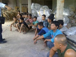 Polisi Ungkap Alasan Pemilik Pabrik Kuali Sita HP & Dompet Buruh