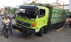 Truk Muatan Kayu Terperosok di Samping Al Azhar Bintaro, Lalin Tersendat