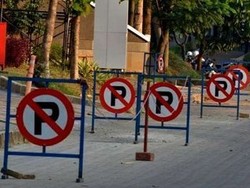 Tak Bayar Uang Parkir, Mobil Dilempar Batu oleh Tukang Parkir