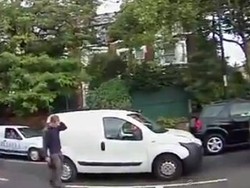 Duh, Mobil Ini Kunci Pintu Saat Pengendaranya Turun Sejenak