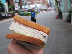 Es Potong, Jajanan Paling Murah di Orchard Favorit Wisatawan