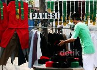 Mengais Rezeki dengan Menjual Baju Si Pitung