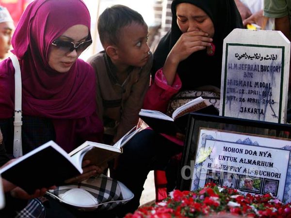 Makam Ustad Jeffry Terus Dibanjiri Peziarah