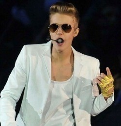 Ups, Justin Bieber Diserang Fans Pria di Atas Panggung