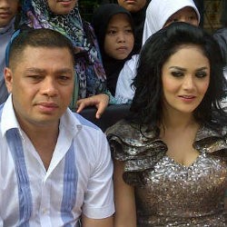 Pergi Umroh, KD Terharu Raul Menangis