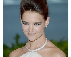 Oops...Gaun Mewah Katie Holmes Disebut Mirip Tisu Toilet
