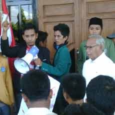 Mahasiswa Sumenep Tolak BBM Naik dengan Segel Kantor Dewan