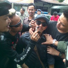 Jagoannya Lolos Jadi Cawalkot, Puluhan Pendukung Budi Dalton Cukur Kumis