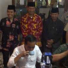  Hadiri HUT Perempuan Betawi, Jokowi Seruput Bir Pletok