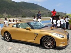 Manusia Tercepat Dapat GT-R Berlapis Emas dari Nissan