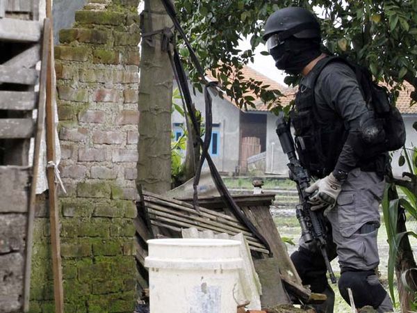 Densus 88 Serbu Rumah Terduga Teroris di Bandung