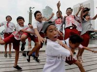 Senyum Lepas Siswa SD Usai UN