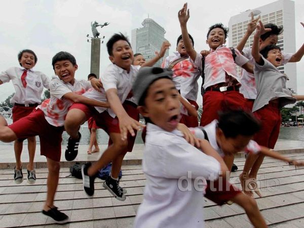 Senyum Lepas Siswa SD Usai UN