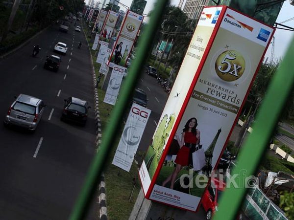 Tiang Monorel Jadi Papan Reklame