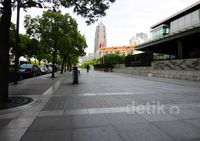 Nyamannya Berjalan di Trotoar Shanghai