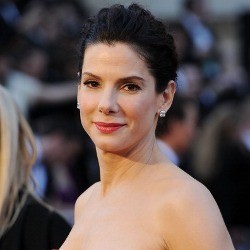 Sandra Bullock dan George Clooney Terperangkap di Luar Angkasa dalam Gravity