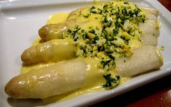 Beragam Olahan Asparagus Putih Disajikan di Cs Steak & Seafood