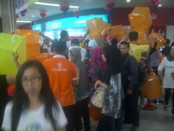 Ribuan Orang Serbu Midnight Sale Carrefour, Minyak Goreng Langsung Ludes