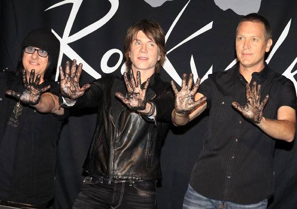 Goo Goo Dolls Eksis di Hollywoods RockWalk