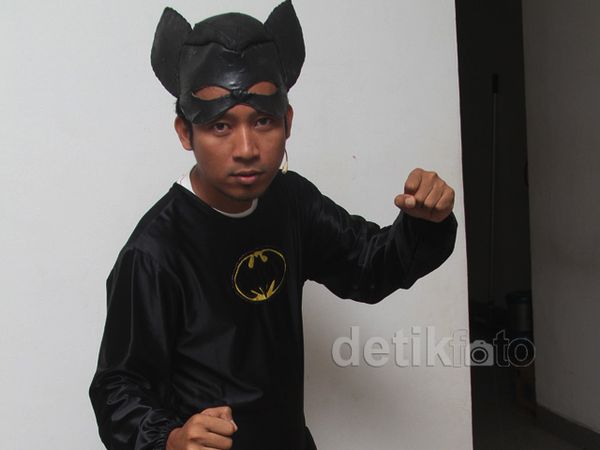 Denny Cagur Jadi Batman Cupu