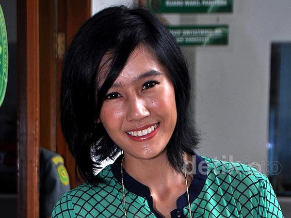 Ardina Rasti dengan Rambut Barunya