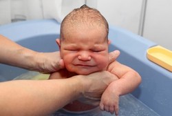 Hai Bunda, Perhatikan Ini Saat Memandikan Bayi Baru Lahir
