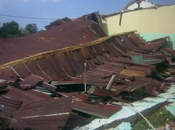 Lari Telanjang, Pegawai Kelurahan Selamat dari Reruntuhan Gor Sukapura