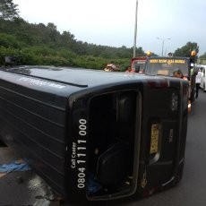 Mobil Travel Tabrak Pembatas Jalan & Terbalik di KM 69 Tol Purbaleunyi