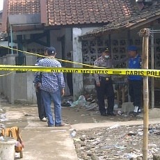  Polisi Ubek-ubek Lokasi Penggerebekan Teroris di Bandung