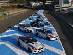 Pebalap MotoGP Rebutan Mobil Ini