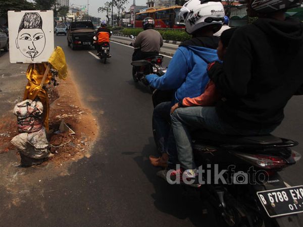 Awas, Jalan Rusak di Dewi Sartika