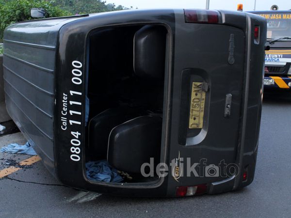Mobil Travel Terbalik di KM 69 Tol Purbaleunyi