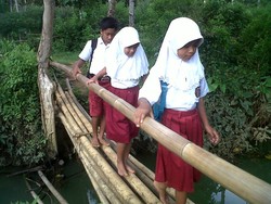 Ironis, Daerah Penghasil Emas & Listrik Ini Miskin dan Gelap Gulita