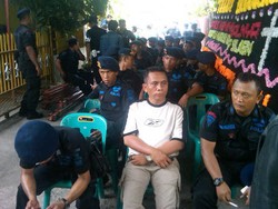 Jerit Tangis Sambut Kedatangan Jenazah Anggota Brimob di Rumah Duka