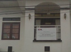 Sefti Tetap Tinggal di Rumahnya yang Disita KPK