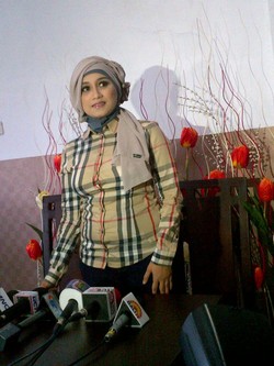 Di Mata Sefti, Fathanah Sosok Romantis dan Sayang Istri