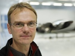 Tesla Rebut Teknisi Terbaik Aston Martin