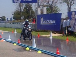 Pakai CBR250R dan Ban Michelin, 80 Km/Jam di Tikungan Tajam 