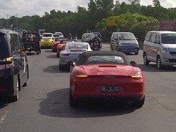 Deru Suara Mesin Porsche Jadi Tontonan