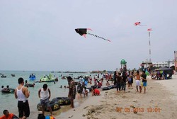 Gresik Juga Punya Pantai Ramai Seperti Ancol
