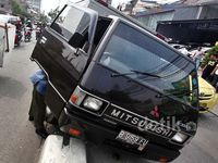 Ban Pecah, Mobil Boks Tabrak Pembatas Jalan