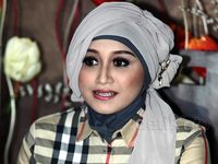 Sefti Sanustika Tampil Cantik dengan Kerudung Abu-abu