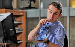 iPhone dan Topi Wisuda Bisa Jadi Tempat Minum Keren!