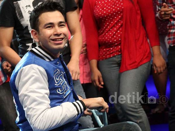 Raffi Ahmad Dihadiahi Luna Maya Sepatu