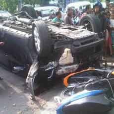 Tabrak Kompresor dan Dua Motor, Suzuki Vitara Terbalik