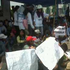 Tuntut UMK 2013, Ratusan Buruh Pembuat Sepatu Mogok Kerja