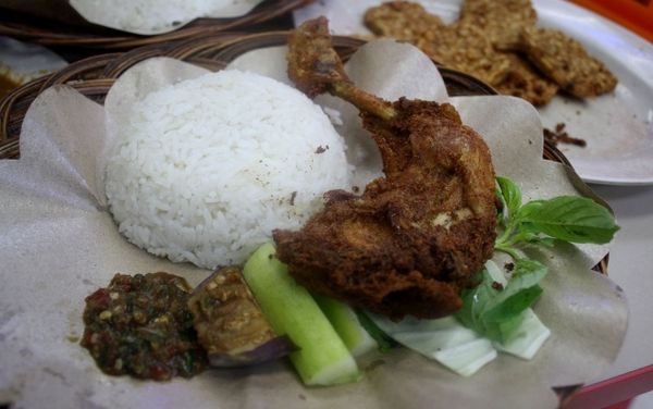 Kepincut Gurihnya Ayam Lepas dan Ayam lemas!