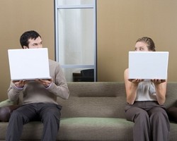 Pacaran Sekantor Tak Selalu Menyenangkan, Ini 6 Kerugiannya