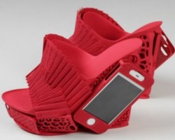 Wow, Casing iPhone Cantik Ini Sekaligus Bisa Jadi Alas Kaki